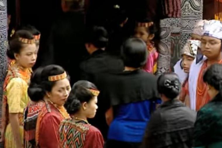 Jezivi ritual indonežanskog plemena: Na neobičan način odaju poštu preminulima! (VIDEO)