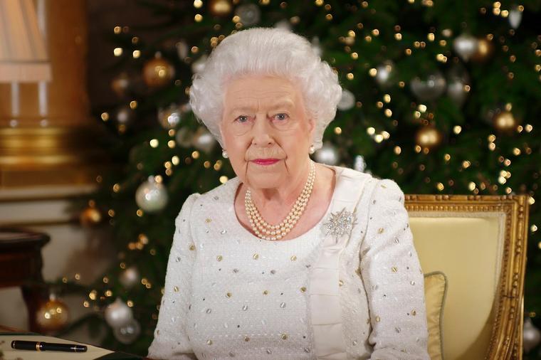 A OD KRALJICE...KRPA ZA SUDOVE! Kako kupuje i šta poklanja za Božić kraljica Elizabeta?