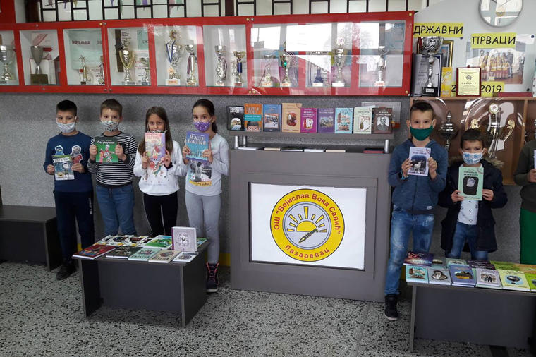 Tradicionalna praznična donacija: Telekom obogatio školske biblioteke širom Srbije
