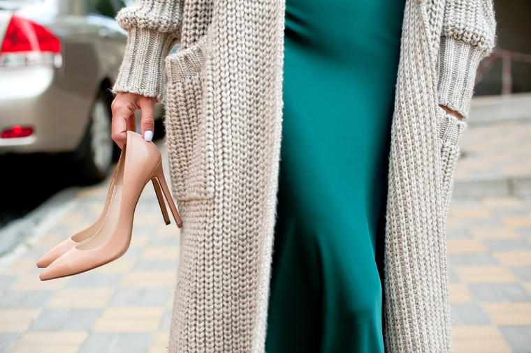 Slip haljine se i dalje nalaze na vrhu modne liste: Evo kako da ih nosite i tokom zime bez greške! (FOTO)