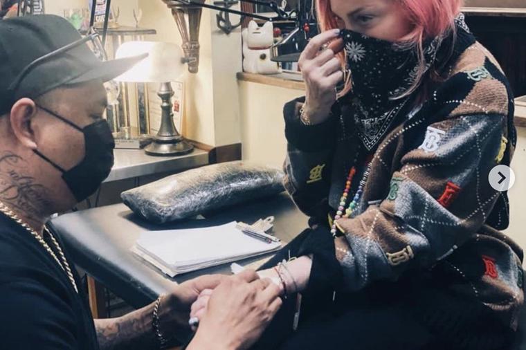 Madona se tetovirala prvi put u 62. godini: Evo šta je istetovirala! (FOTO)