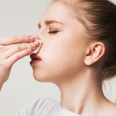 Kako zaustaviti krvarenje iz nosa: Tri najvažnija saveta i šta nikako ne smete da radite!
