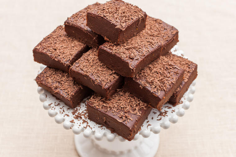 Čokoladne kocke od 3 sastojka: Bez pečenja u rerni, najteže je čekanje da se stegnu u frižideru! (RECEPT)