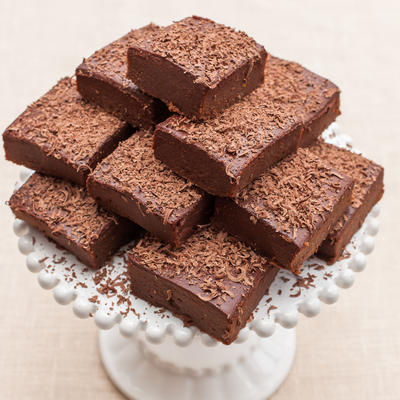 Čokoladne kocke od 3 sastojka: Bez pečenja u rerni, najteže je čekanje da se stegnu u frižideru! (RECEPT)