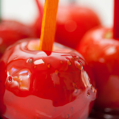 Ušećerene jabuke na štapiću: Napravite najukusniji praznični slatkiš od samo 3 sastojka! (RECEPT)