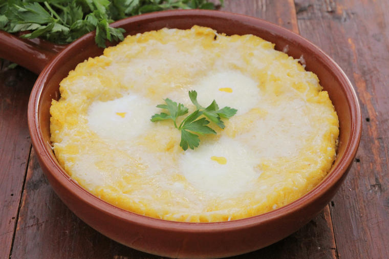 Palenta sa sirom: Kremast, jeftin, ukusan i zdrav doručak koji daje energiju! (RECEPT)