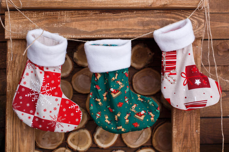 Zašto za Božić stavljamo poklone baš u čarape: Legende o najpoznatijoj prazničnoj tradiciji!