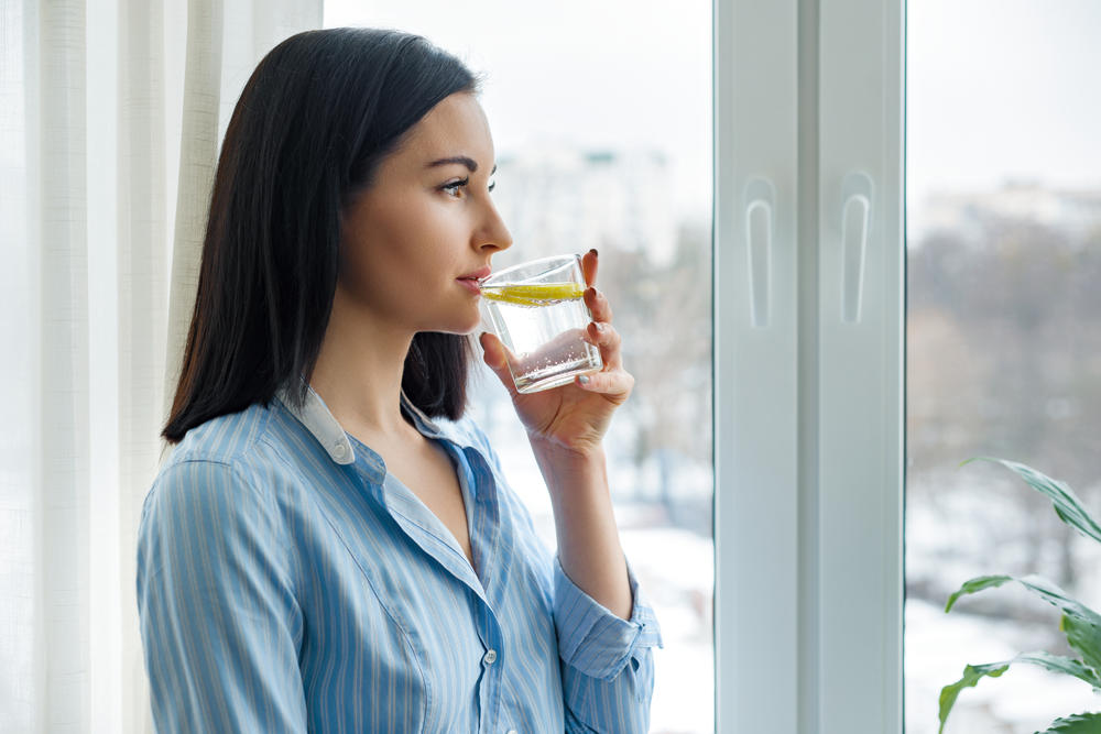 žena pije limunadu, Detoksikacija