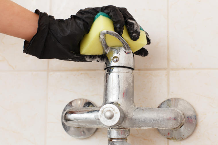Luđi trik za čišćenje kamenca niste probali: Žena podelila metodu koja olakšava posao u kupatilu!
