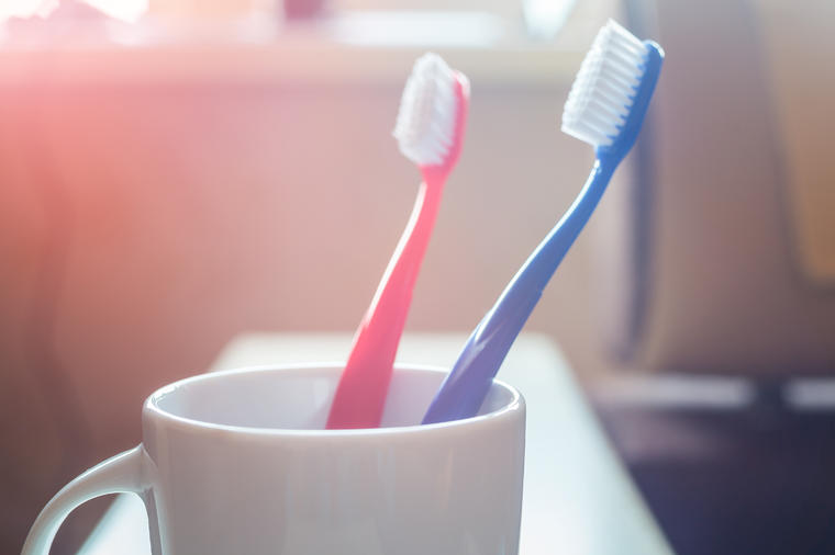 Svi pogrešno peremo četkicu za zube i zato vrvi od bakterija: Zubar otkriva pravilan način!