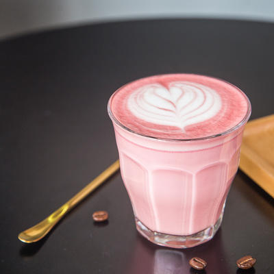 Ne zna se da li je ukusniji ili lepše izgleda: Ovo je najbolji recept za pink late!