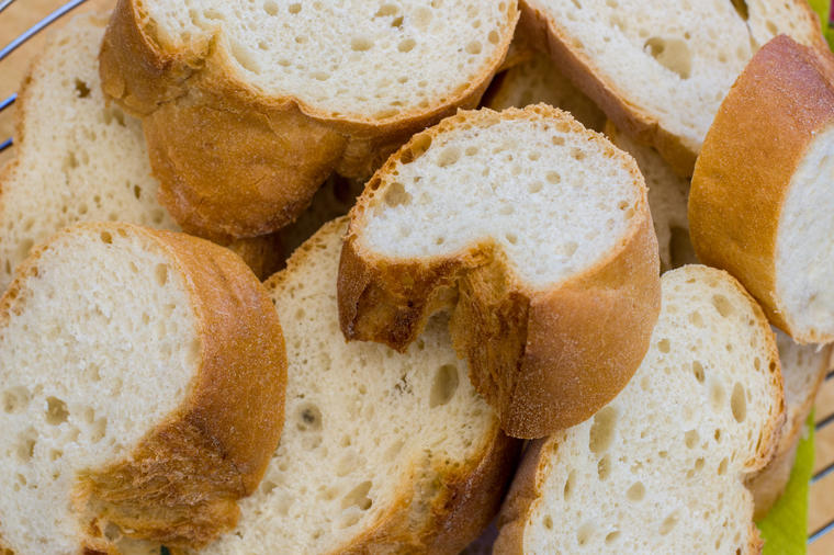 Kako da vratite svežinu starom hlebu za samo 5 minuta: Od bajatog do savršenog za tili čas!