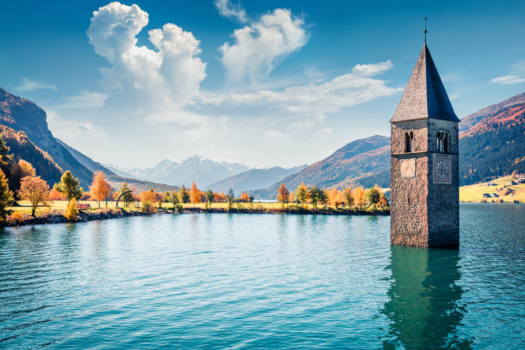 Italijansko jezero za koje se vezuju brojne legende: Selo je potopljeno u 14. veku, a neki i danas čuju crkvena zvona!