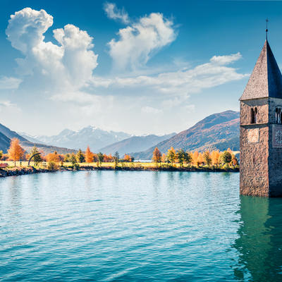 Italijansko jezero za koje se vezuju brojne legende: Selo je potopljeno u 14. veku, a neki i danas čuju crkvena zvona!