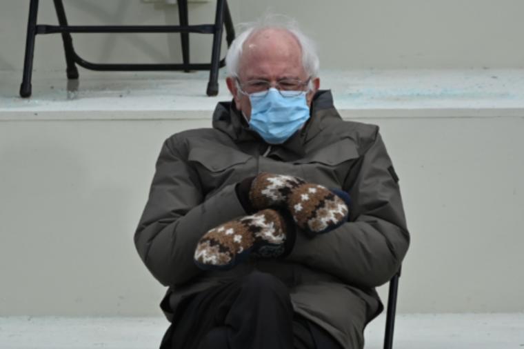 Viralna fotografija koja je osvojila internet: Evo kako su rukavice Bernija Sandersa proslavile učiteljicu! (FOTO)