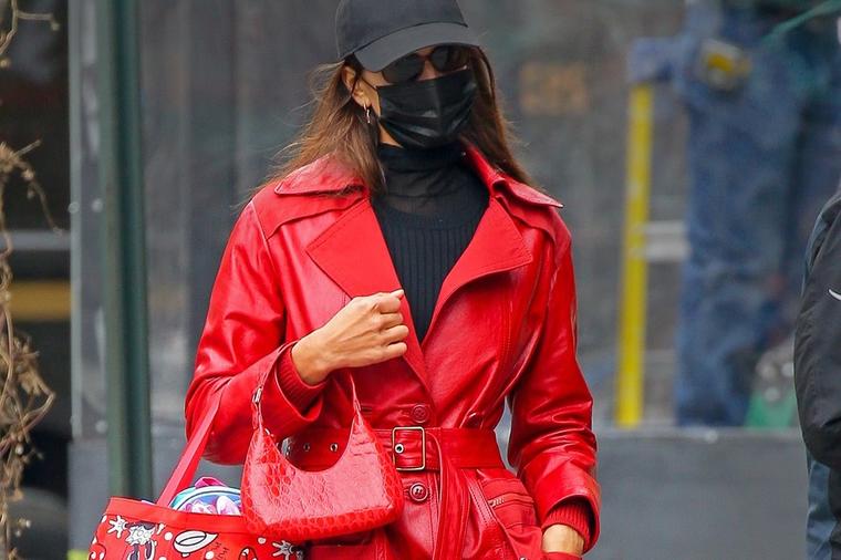 Kožni mantili su ponovu na vrhu modne liste: Irina Šajk objasnila kako se ovaj komad nosi bez greške! (FOTO)