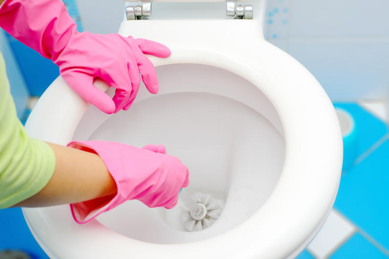 Upozorenje vodoinstalatera: Ove stvari nipošto ne smete bacati u sudoperu i wc šolju!
