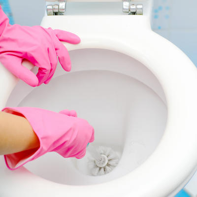 Upozorenje vodoinstalatera: Ove stvari nipošto ne smete bacati u sudoperu i wc šolju!