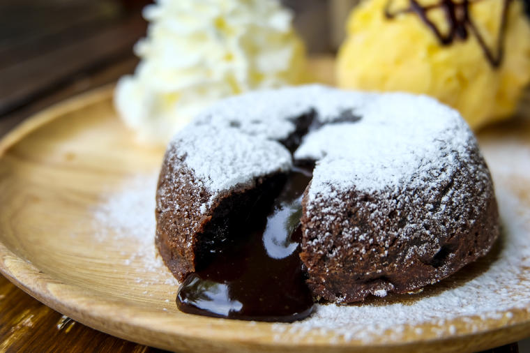 Lava kolač: Neodoljiv čokoladni vulkan, lepši desert ne postoji! (RECEPT)