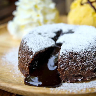 Lava kolač: Neodoljiv čokoladni vulkan, lepši desert ne postoji! (RECEPT)