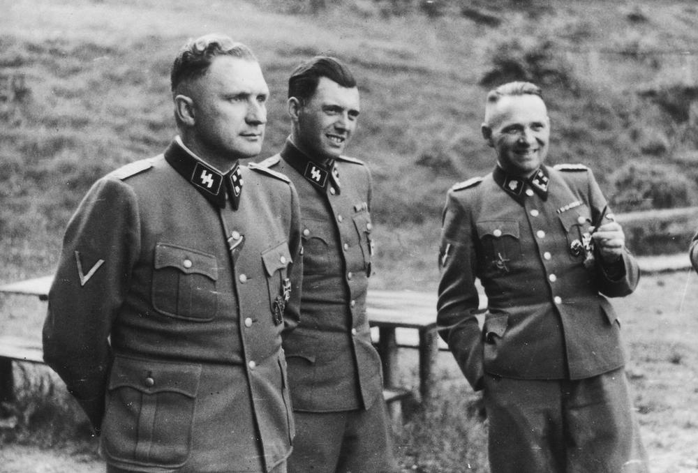 Jozef Mengele (u sredini)