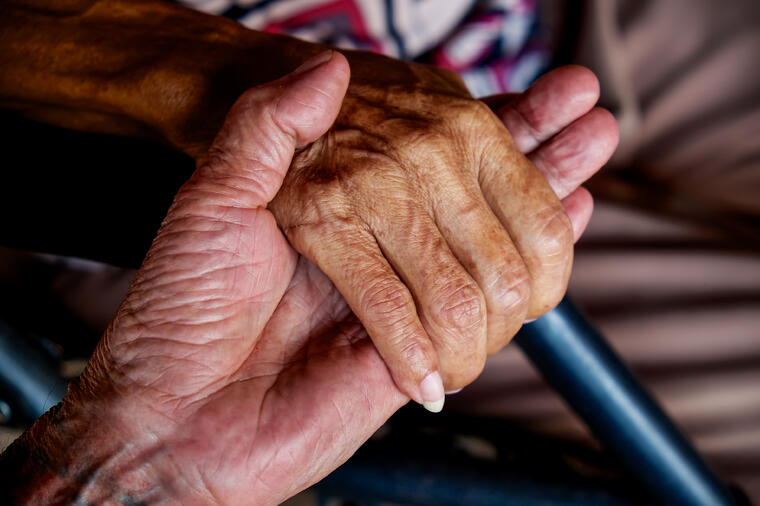 Bili su u braku 70 godina, KORONA ih odnela zajedno: POSLEDNJA fotografija bake (92) i deke (92) CEPA DUŠU! (FOTO)
