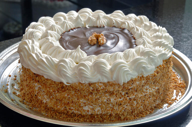 Najlon torta: Božanstvena, bogata lepotica sa orasima i keksom! (RECEPT)