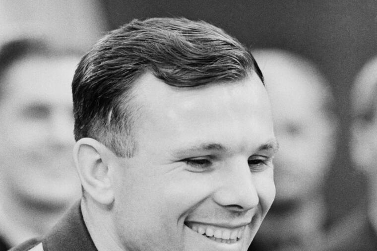 VRAĆAM SE IZ SVEMIRA I TREBA MI TELEFON DA POZOVEM MOSKVU: Viknuo je Jurij Gagarin seljacima kada se spustio na Zemlju!