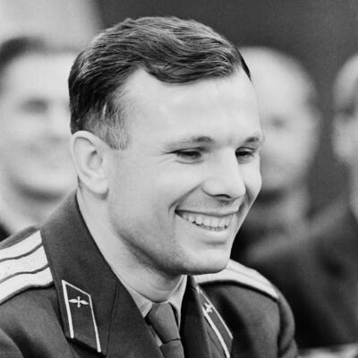 VRAĆAM SE IZ SVEMIRA I TREBA MI TELEFON DA POZOVEM MOSKVU: Viknuo je Jurij Gagarin seljacima kada se spustio na Zemlju!