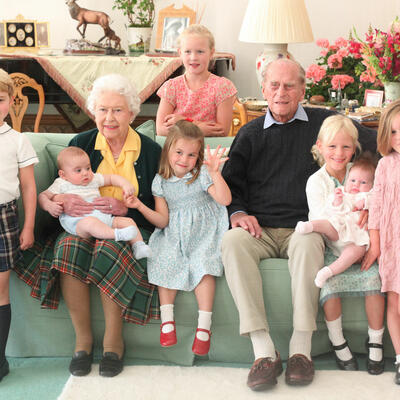 BRITANSKA KRALJEVSKA PORODICA OBJAVILA DOSAD NEVIĐENU FOTOGRAFIJU: Princ Filip i kraljica sa sedmoro praunučadi! (FOTO)