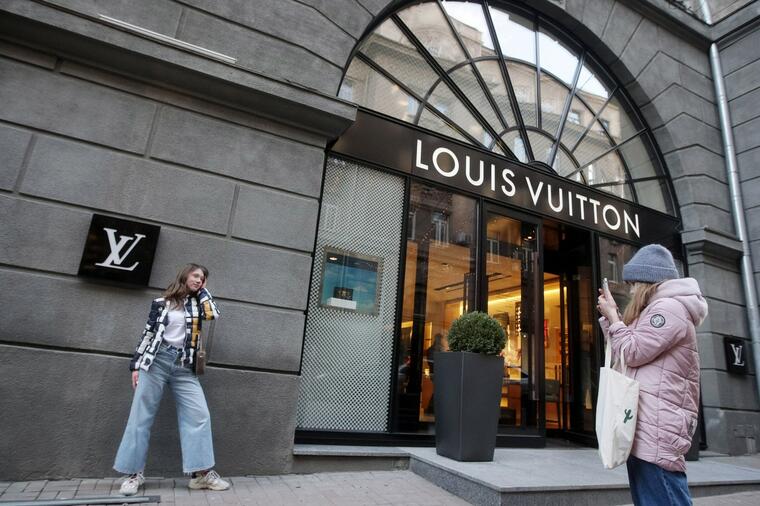 Torbica Louisa Vuittona u obliku aviona košta više od nekih