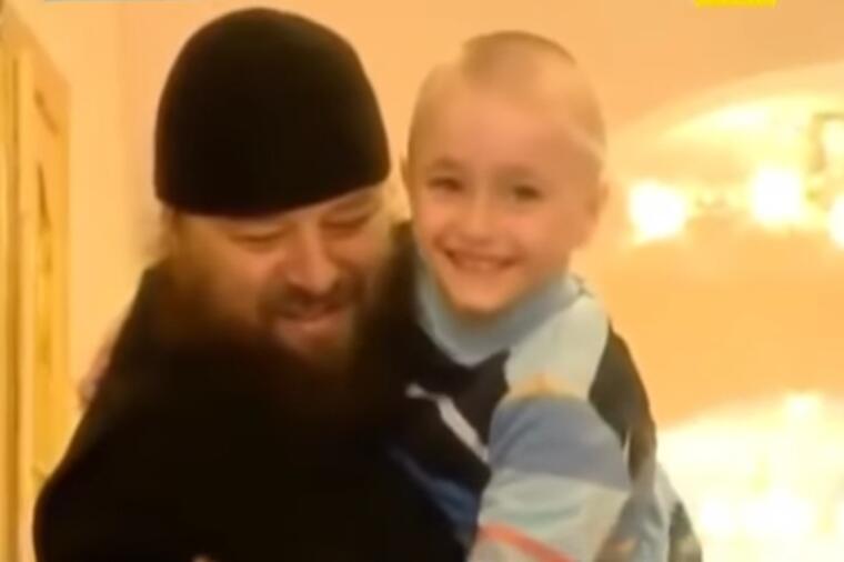 OVAJ ČOVEK JE ŽIVI SVETAC: Vladika Longin je otac više od 400 dece, mnoga su namučena i neizlečivo bolesna!(FOTO/VIDEO)