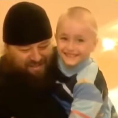 OVAJ ČOVEK JE ŽIVI SVETAC: Vladika Longin je otac više od 400 dece, mnoga su namučena i neizlečivo bolesna!(FOTO/VIDEO)