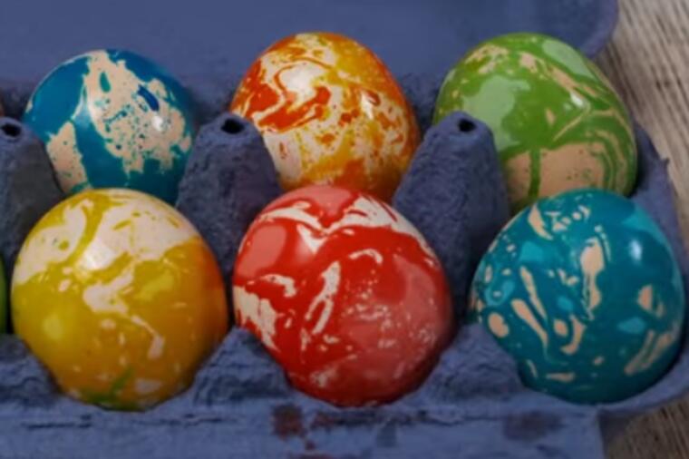 NA OVAJ NAČIN ĆETE DOBITI NAJORIGINALNIJE ŠARE: Ova tehnika farbanja jaja je oduševila sve!(VIDEO)