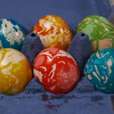 NA OVAJ NAČIN ĆETE DOBITI NAJORIGINALNIJE ŠARE: Ova tehnika farbanja jaja je oduševila sve!(VIDEO)