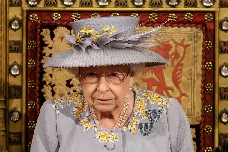 PRIZOR KOJI LOMI SRCE: Kraljica Elizabeta prvi put na tronu bez svog supruga! (FOTO)