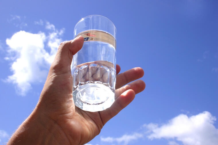 EVO KOLIKO VODE TREBA DA PIJETE U ZAVISNOSTI OD KILAŽE: Nije za svakog neophodno da pije 2l vode svaki dan!