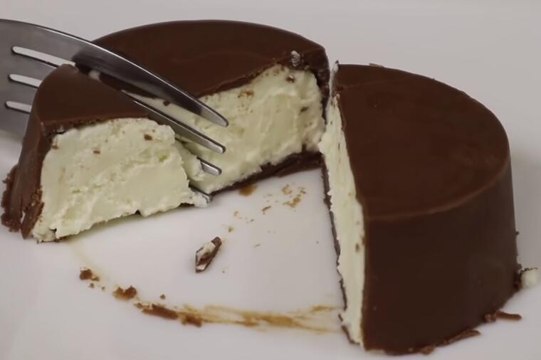KREMASTI ČIZKEJK KOLAČ IZ KALUPA ZA MAFINE: Najjednostavniji i najbrži kolač na svetu! (RECEPT, VIDEO)