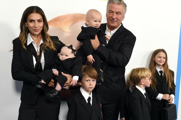 SREĆNA PORODICA: Alek Boldvin na premijeru došao sa suprugom i šestoro dece! (FOTO)