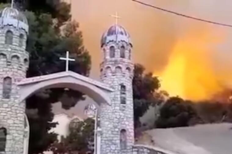 BOŽJE ČUDO NA EVIJI, NA KOJOJ BESNI POŽAR: Vatra je progutala sve, a onda se magično zaustavila ispred manastira! VIDEO