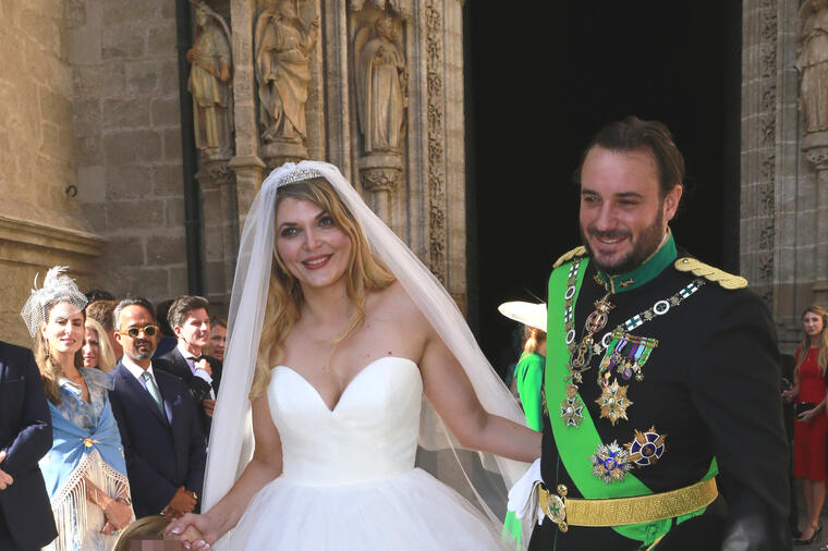 OŽENIO SE ŠPANSKI VOJVODA: Cela planeta bruji o bajkovitoj venčanici mlade! (FOTO)