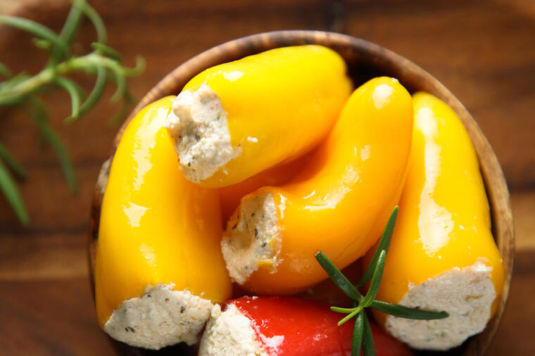 SOČNE, HRSKAVE I POMALO REZE: Paprike punjenje sirom su pravi zimski delikates!(RECEPT)
