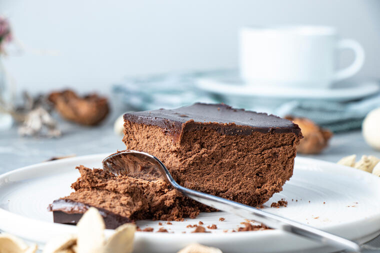 2 SASTOJKA, 30 MINUTA PRIPREME: Najlakši recept za tortu od čokolade koju svi obožavaju!