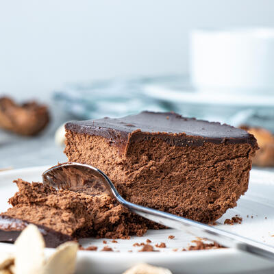 2 SASTOJKA, 30 MINUTA PRIPREME: Najlakši recept za tortu od čokolade koju svi obožavaju!