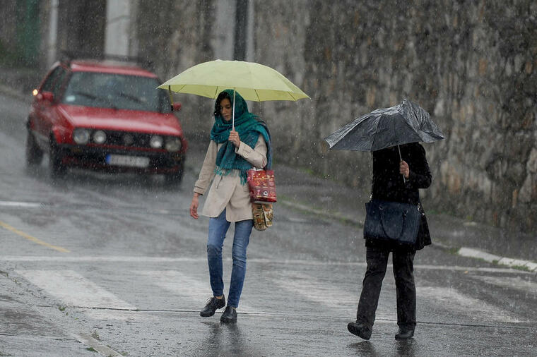 STIŽE DRASTIČNO ZAHLAĐENJE: Kišobrani i topla odeća biće nam potrebni danima, biće i snega!