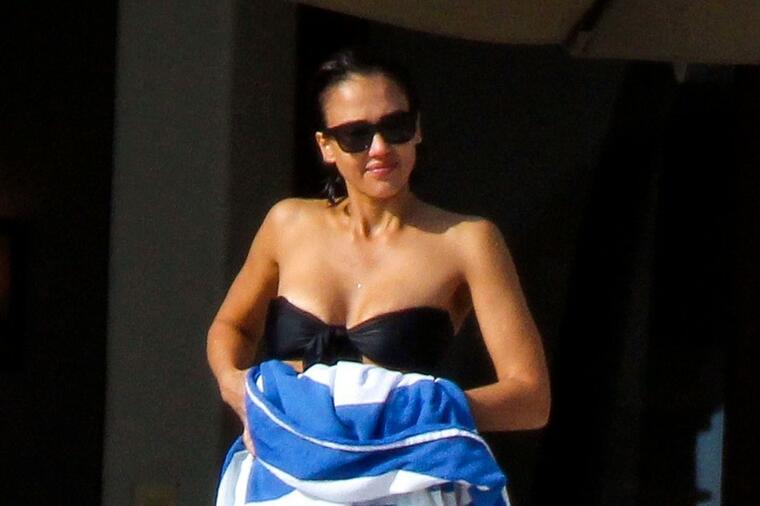 RODILA TROJE DECE, IZGLEDA NEVEROVATNO: Džesika Alba uslikana na plaži! (FOTO)