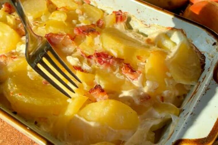 RUČAK ZA DANAS: Zapečeni krompir sa slaninom iz rerne preliven kremastim sosom od pavlake i sira! (RECEPT, VIDEO)