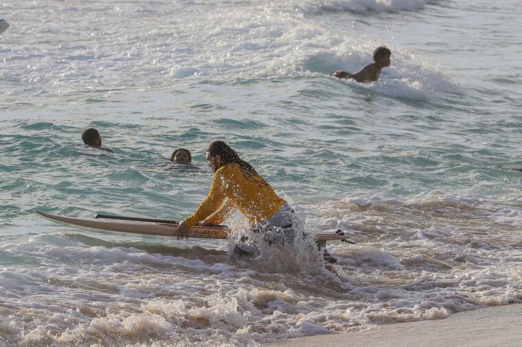 KAŽU DA JE ZGODNIJI OD SAMOG APOLONA: Fotografije glumca sa plaže napravile pravu pometnju! (FOTO)