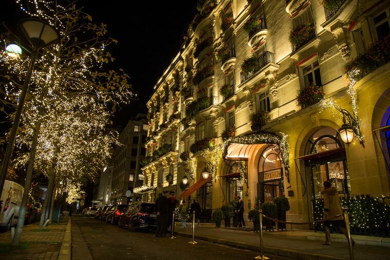 ZAVIRITE U NAJLEPŠE OKIĆENE HOTELE U PARIZU: Luksuzne dekoracije oduzimaju dah! (FOTO, VIDEO)