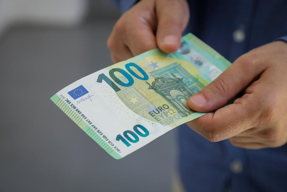 1000 evra, novac